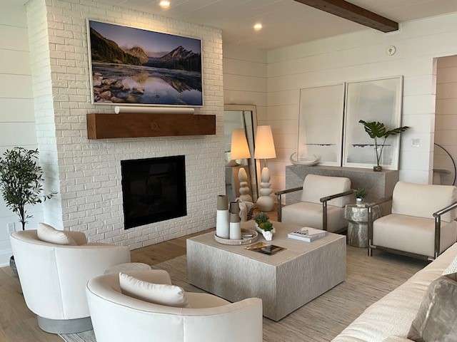 How to Choose Accessories and Wall Decor That Complement Your Space